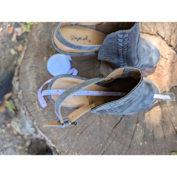 QUPID women's Block Heels Grey Faux Suede Peep Toe Size 6.5 - Picture 8 of 9